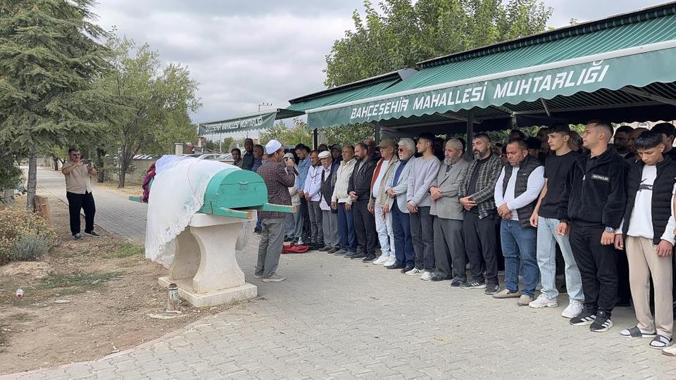Kazada hayatını kaybeden genç kız gelinlikle uğurlandı