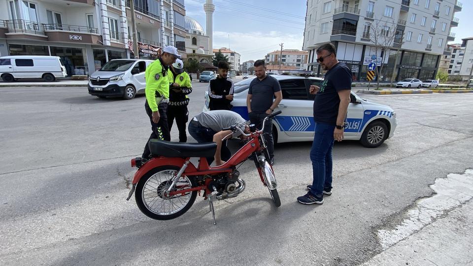 TESCİLSİZ MOTOSİKLETİN KASKSIZ SÜRÜCÜSÜNE 26 BİN 965 LİRA CEZA