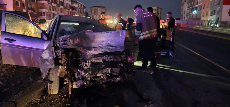 Minibüsle otomobil çarpıştı: 11 yaralı