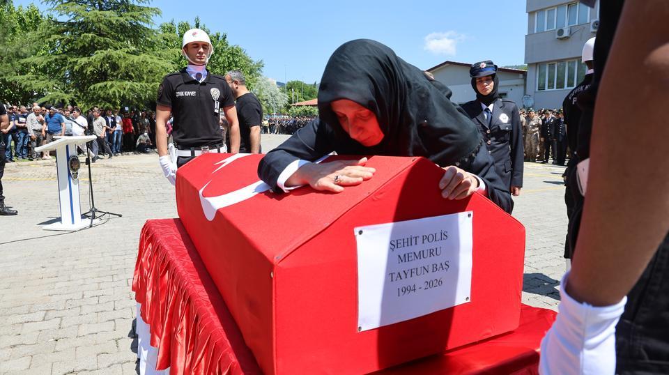 ŞEHİT POLİSE EŞİNDEN YÜREKLERİ DAĞLAYAN VEDA
