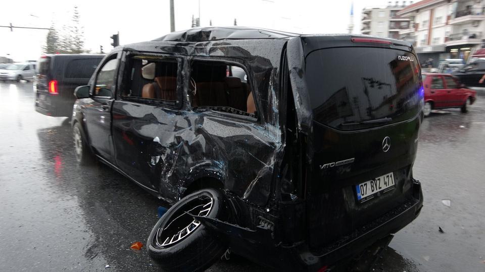 Kırmızı ışık ihlali yapan tır VİP tur araçlarına çarptı: 2'si turist 3 yaralı