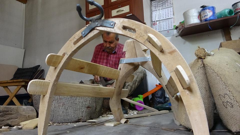 ÖĞRETMENLİĞİ DEĞİL, ÇIRAKLIĞINI SEÇTİĞİ MESLEĞİNİN SON TEMSİLCİSİ ÖĞRETMEN OLMADI, SEMER USTASI OLDU