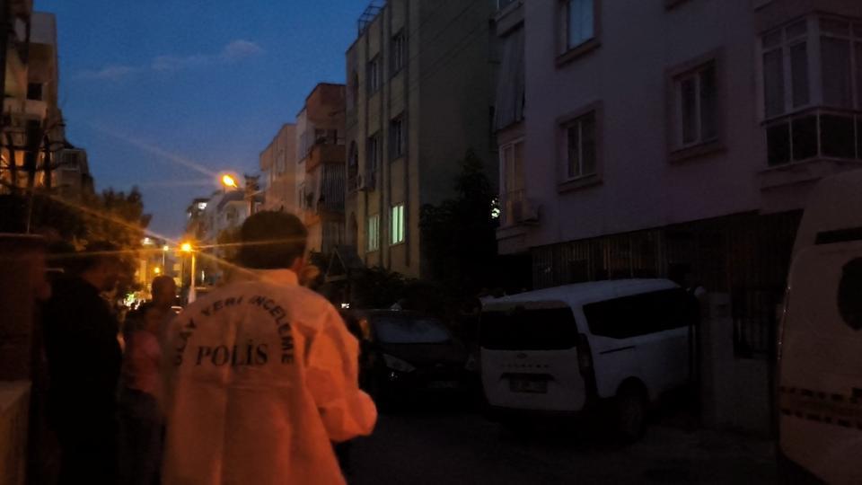 EVİNDE ÖLÜ OLARAK BULUNAN 7 AYLIK HAMİLE HEMŞİRE İÇİN GÖZYAŞLARI SEL OLDU GÖREV YAPTIĞI HASTANEDE DÜZENLENEN TÖRENLE SON YOLCULUĞUNA UĞURLANDI