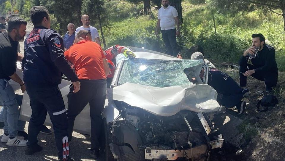 MARMARİS'TE KARAYOLU SAVAŞ ALANINA DÖNDÜ: 1 ÖLÜ, 4 YARALI KAZA NEDENİYLE TRAFİK DURMA NOKTASINA GELDİ