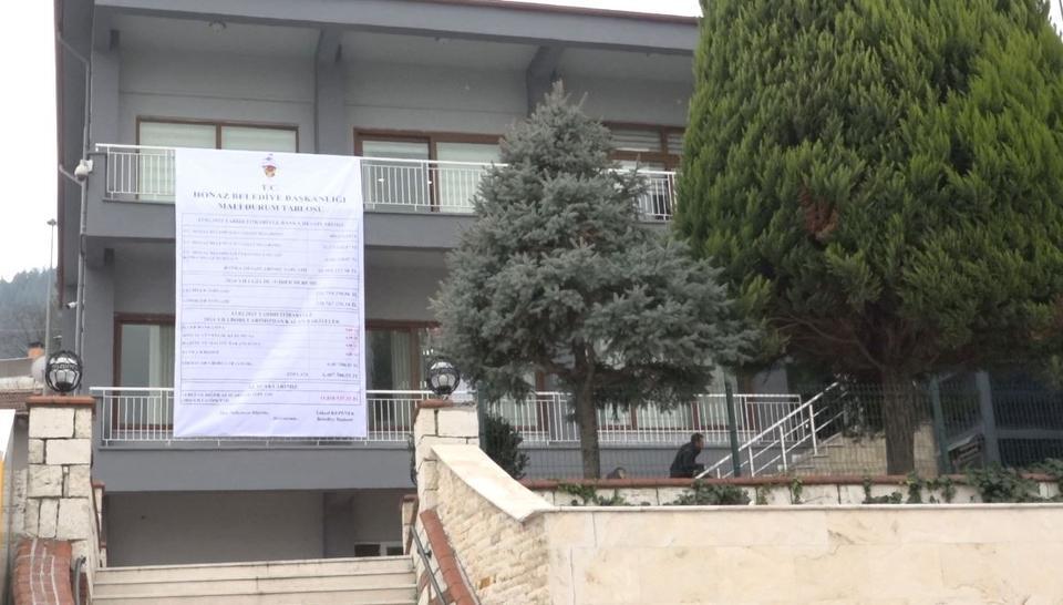 HONAZ BELEDİYESİ BORCUNUN OLMAYIŞINI BELEDİYE BİNASINA ASTIĞI PANKARTLA DUYURDU