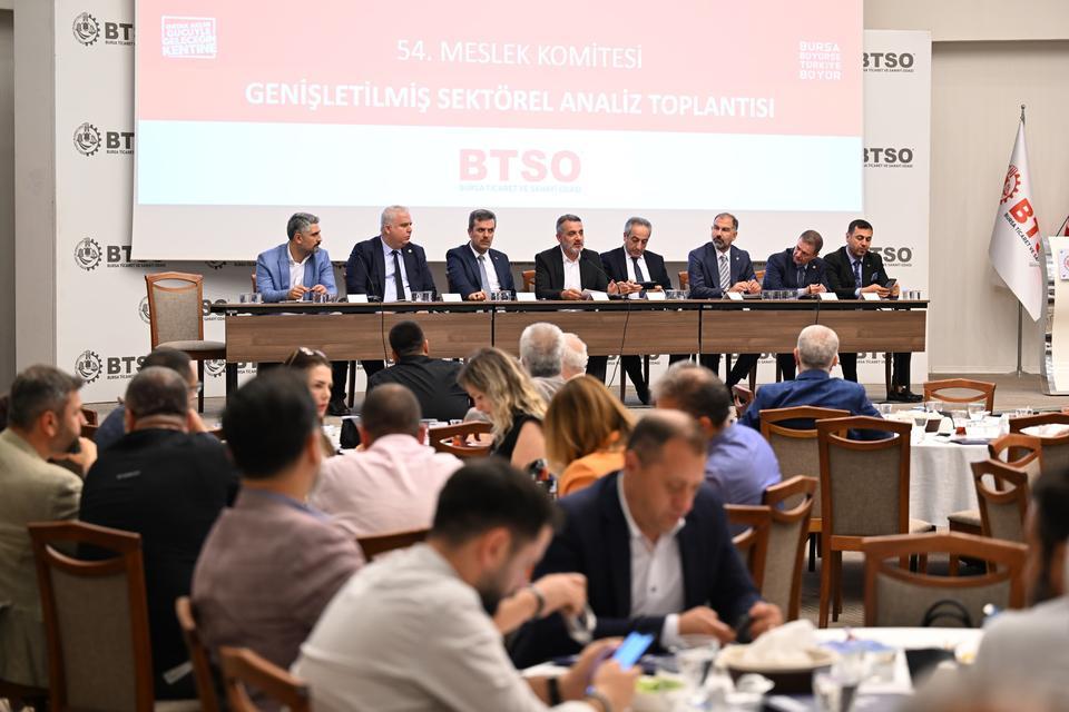 BURSA'DA KONUT FİYATLARI 5 YILDA 10 KAT, ARSA FİYATLARI İSE 7 KAT ARTTI... BURSA'NIN, MEVCUT SANAYİ VE KONUT ALANLARINDA KIMILDAYACAK YERİ KALDI BTSO 54. MESLEK KOMİTESİ MECLİS ÜYESİ İSMAİL DUYAR: "BURSA'DA GAYRİMENKUL FİYATLARI ENFLASYONDAN YÜKSEK ARTIYOR" "YENİ KONUT ÜRETİMİ VE SANAYİ İÇİN YATIRIM ALANLARI OLUŞTURMALIYIZ"