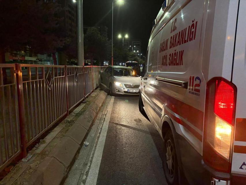 Bariyerlere çarpan otomobilin tekerleği fırladı: 2 yaralı