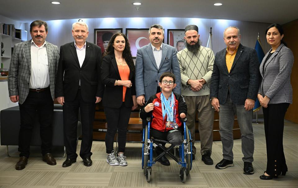 TEK KOLUYLA ŞAMPİYONLUĞA KULAÇ ATIYOR