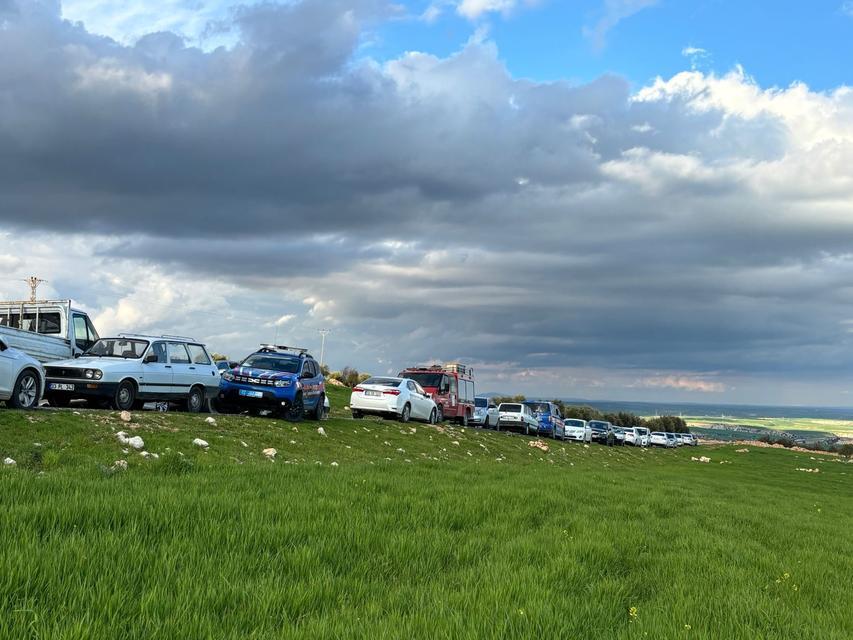 Tarla sürerken traktörün altında can verdi