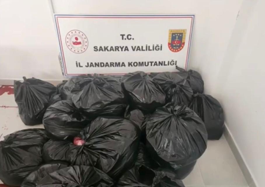 ADANA'DA KESİLEN 700 KİLOGRAM AT VE EŞEK ETİ SAKARYA'DA YAKALANDI İFTARDA İNSANLARA AT VE EŞEK ETİ YEDİRECEKLERDİ, YAKALANDILAR: 3 GÖZALTI