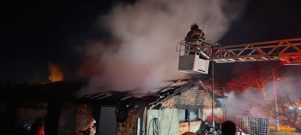 Yangında 1 otomobil ve 1 motosiklet yandı