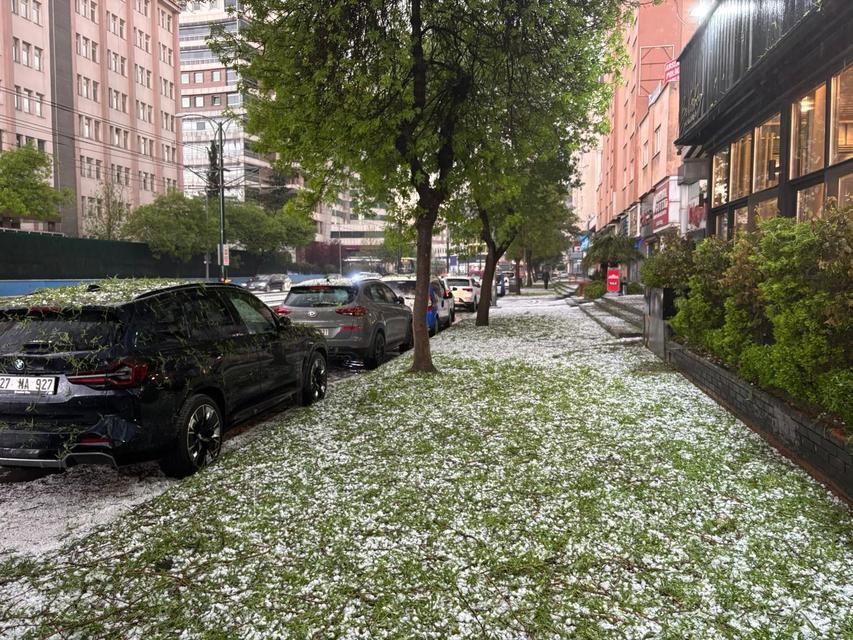 GAZİANTEP'TE CEVİZ BÜYÜKLÜĞÜNDE DOLU YAĞDI AĞAÇLARIN DALLARI KIRILDI, SÜRÜCÜLER EMNİYETE SIĞINDI