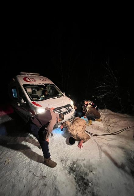 Karda mahsur kalan ambulansı, ekipler kurtardı