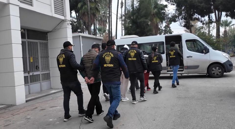 Yabancıların pasaportlarına el koyup fuhuş yaptıran şebeke çökertildi