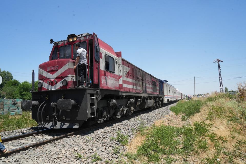 MUŞ'TA TREN OTOMOBİLE ÇARPTI: 3 YARALI