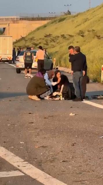 Lastiği patlayan yolcu otobüsünde can pazarı: Muavin kopan kapıdan aşağı uçtu