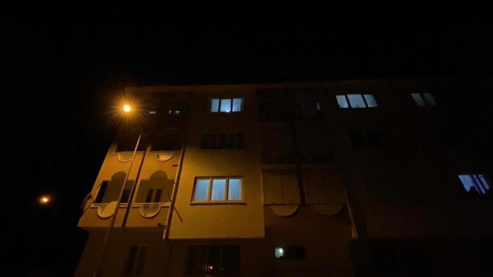 Evlerindeki asma tavan üzerlerine çöktü