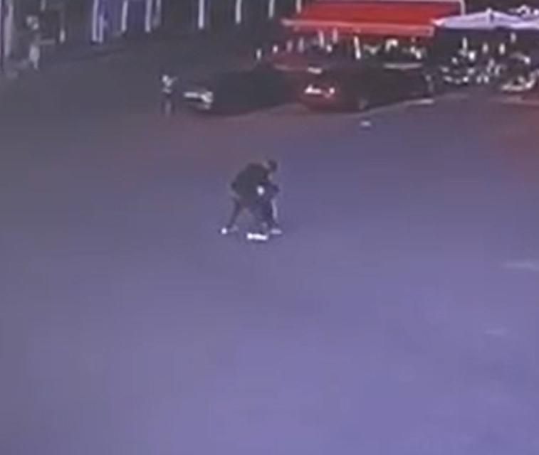 BOŞANMA AŞAMASINDAKİ EŞİ TARAFINDAN, SOKAK ORTASINDA 12 YERİNDEN BIÇAKLANDI