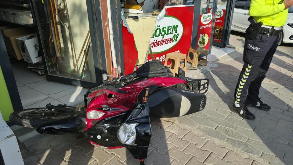Motosiklet çocuğa çarpıp iş yerine daldı: 1 yaralı