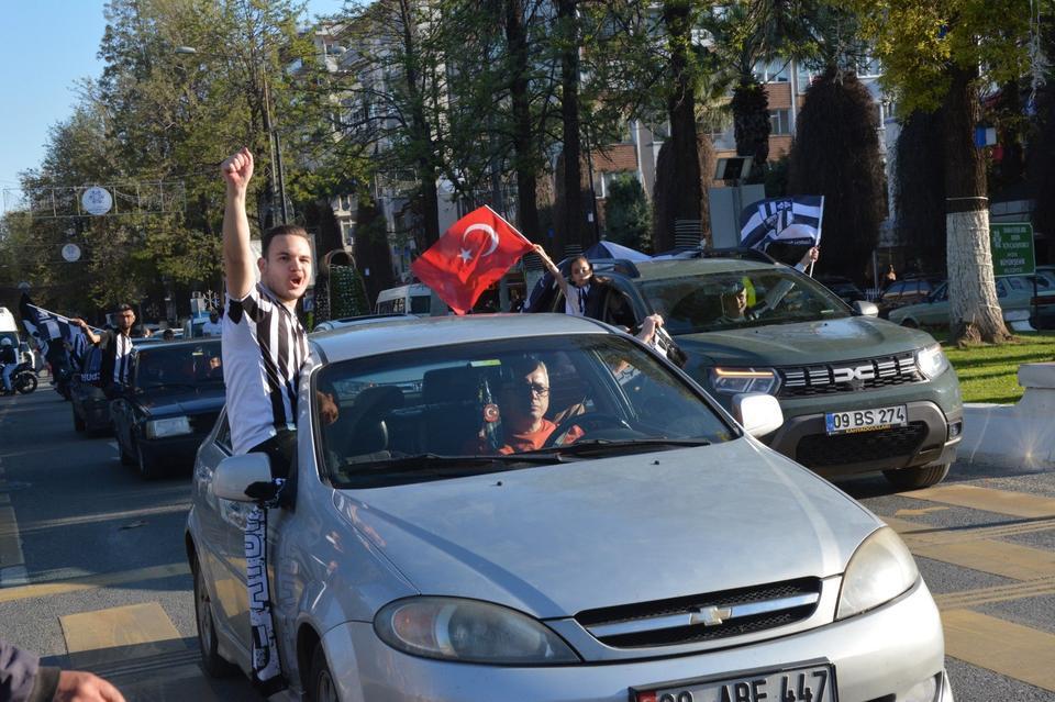 AYDINSPORLULAR MEYDANA İNDİ, ŞAMPİYONLUĞU KUTLADI