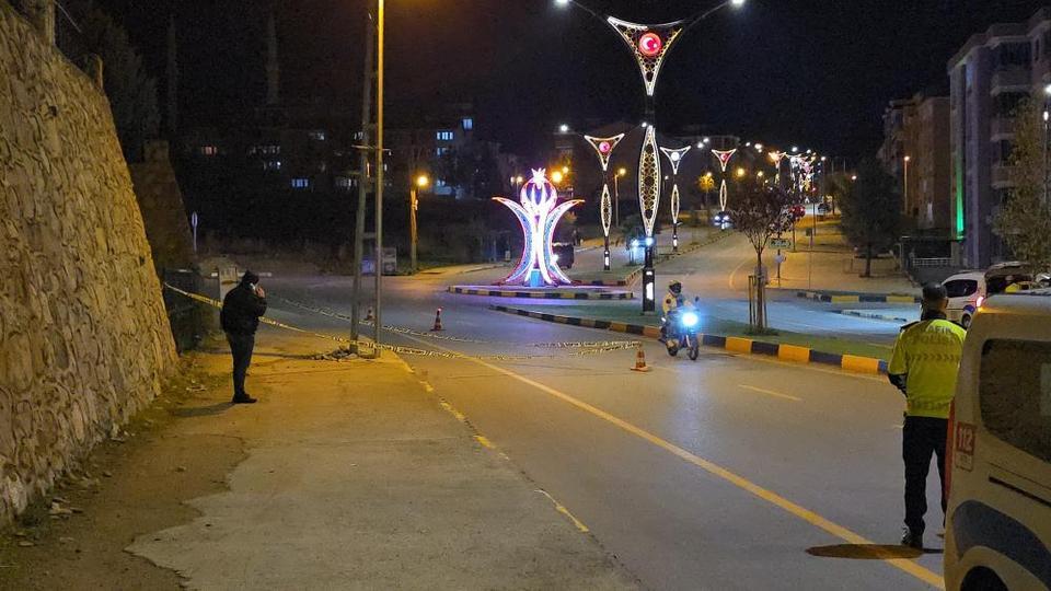 Motosiklet kaldırıma çarptı: 1 ölü, 1 yaralı