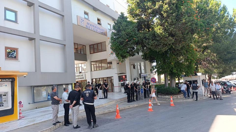 MANAVGAT BELEDİYESİ'NE 'RÜŞVET VE YOLSUZLUK' OPERASYONU MANAVGAT BELEDİYE BAŞKANI CHP'Lİ NİYAZİ NEFİ KARA'NIN DA ARALARINDA BULUNDUĞU ÇOK SAYIDA KİŞİ HAKKINDA GÖZALTI KARARI VERİLDİ