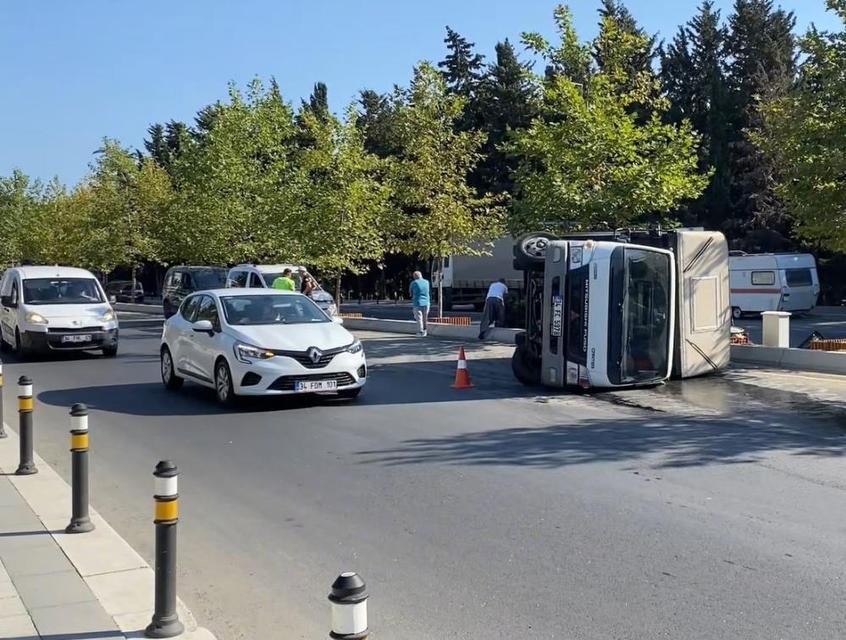 Sebze yüklü kamyonet devrildi: 2 yaralı
