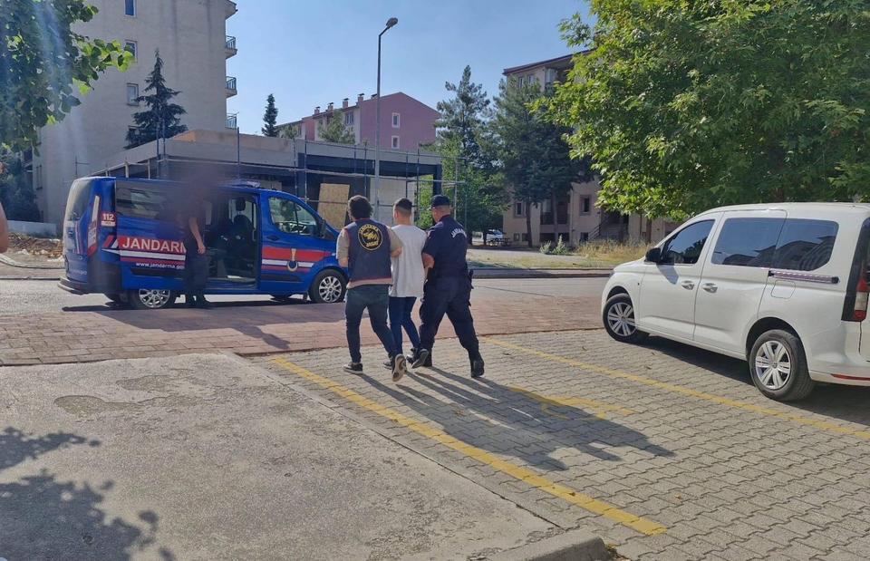 GENÇ ÇİFTE DÜĞÜN ÖNCESİ BÜYÜK ŞOK; EVE BIRAKTIKLARI 850 BİN LİRALIK TAKILARI BİR ÇOCUK TARAFINDAN ÇALINDI DENİZLİ DÜĞÜN HAZIRLIĞI YAPAN ÇİFTİN 850 BİN LİRALIK TAKILARINI ÇALAN ÇOCUĞUN, DAHA ÖNCEDE 250 BİN LİRALIK ZİYNET EŞYASI ÇALDIĞI ORTAYA ÇIKTI