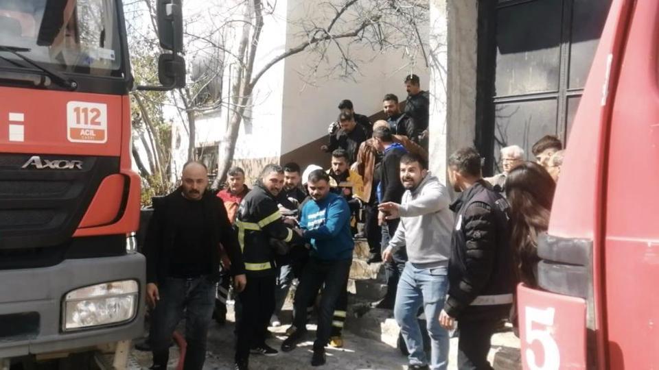 Yangından komşusunu kurtarmak isterken canından oldu