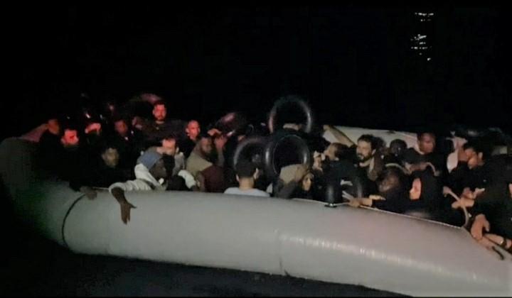 Didim'de geri itilen 71 düzensiz göçmen kurtarıldı
