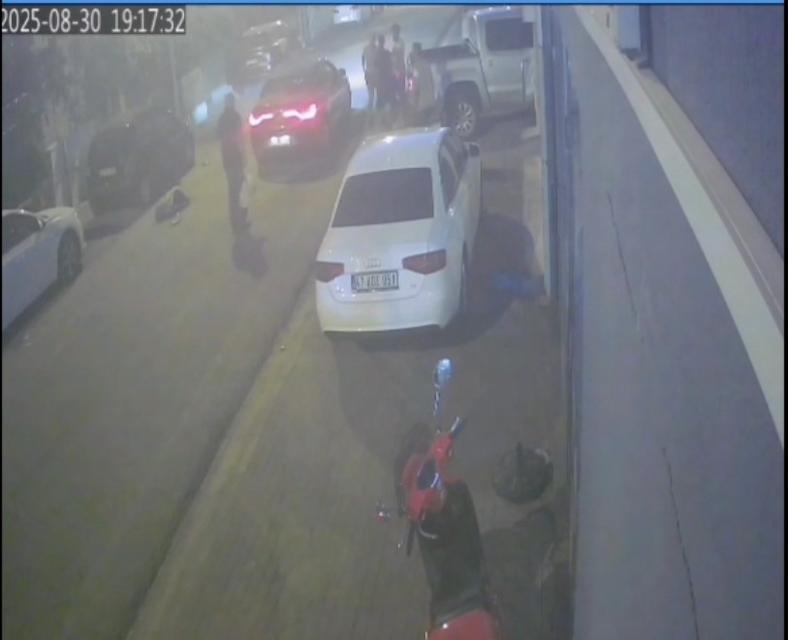 Dur ihtarına uymayan sürücü apartmana daldı