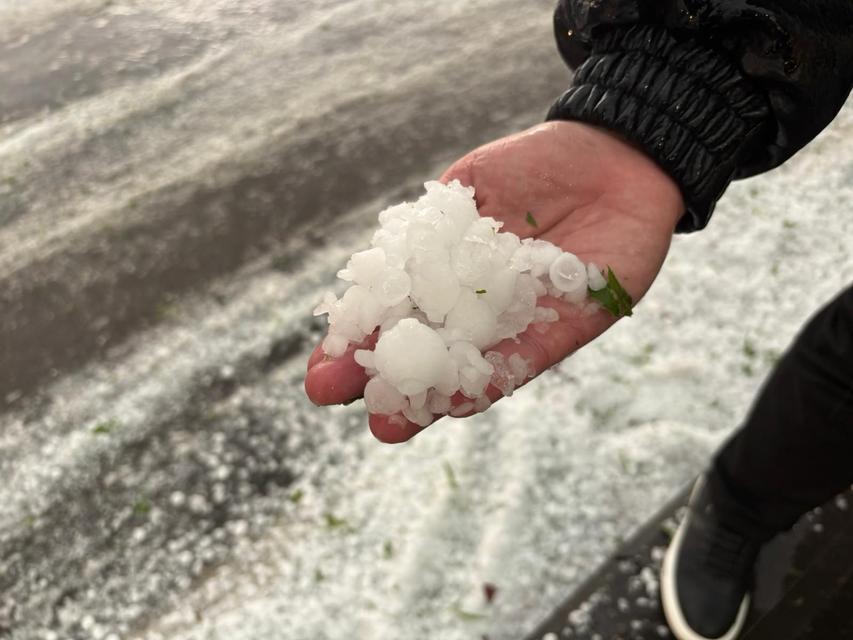 GAZİANTEP'TE CEVİZ BÜYÜKLÜĞÜNDE DOLU YAĞDI AĞAÇLARIN DALLARI KIRILDI, SÜRÜCÜLER EMNİYETE SIĞINDI