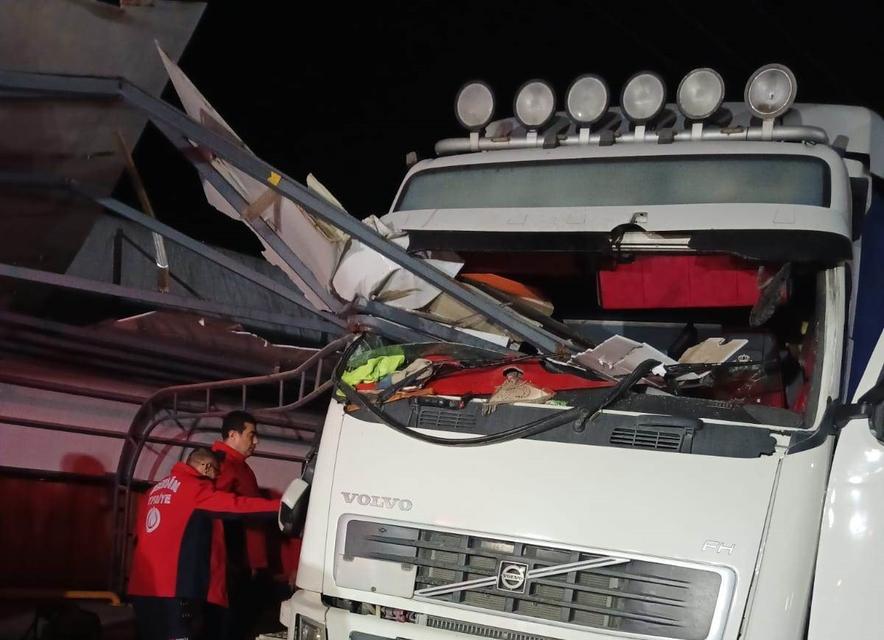 DEMİR KORKULUK TIRIN ŞOFÖR KABİNİNE SAPLANDI, SÜRÜCÜ YARALANDI
