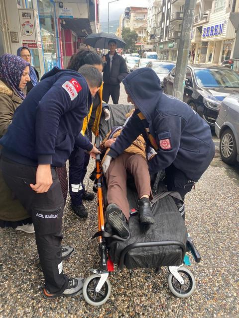 Bozuk kaldırım vatandaşı hastanelik etti