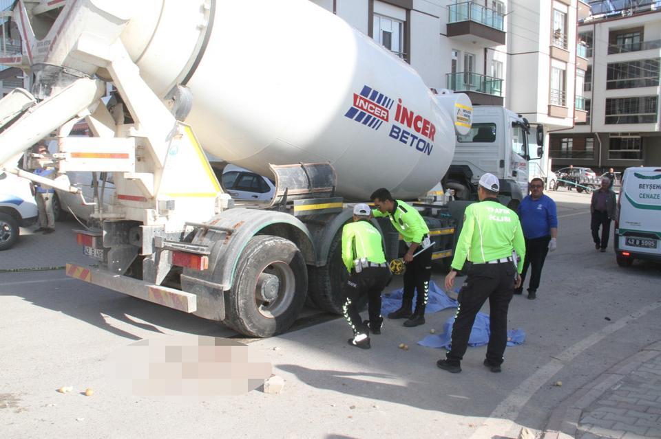 Beton mikserinin altında kalan yaşlı adam hayatını kaybetti