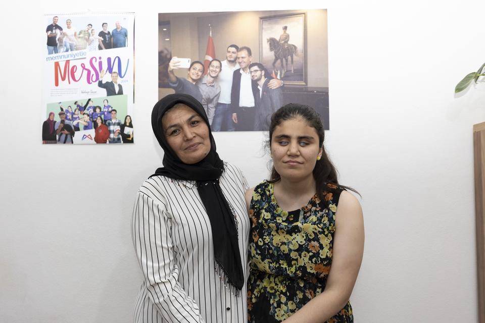 GÖRME ENGELLE GENÇ KIZ ÜNİVERSİTE HAYALİNE ADIM ADIM İLERLİYOR MERSİN'DE OKULUNDA BİRİNCİ OLAN GÖRME ENGELLİ GENÇ KIZ, ÜNİVERSİTE HAYALLERİNİ GERÇEĞE DÖNÜŞTÜRMEK İÇİN HEDEFİNE BİR ADIM DAHA YAKLAŞTI