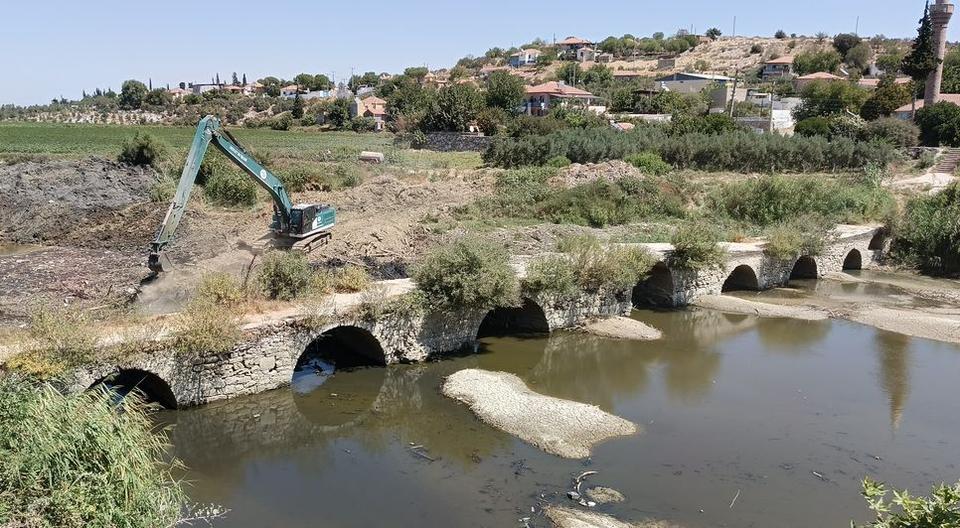 Söke’de tarihi köprü çöplerden arınıyor