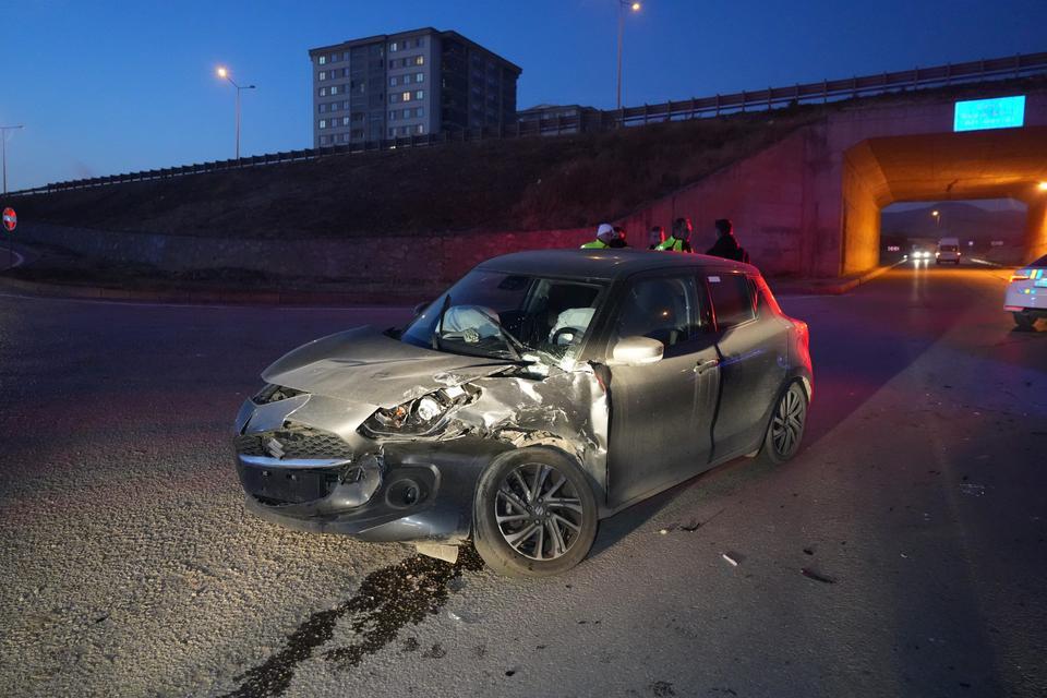 Minibüs ile otomobil kafa kafaya çarpıştı