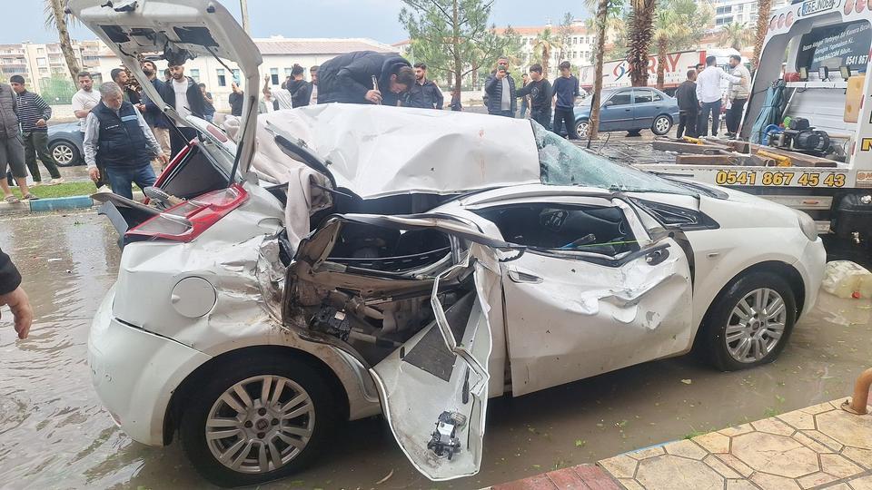 Güneş enerjisi paneli otomobilin üzerine düştü, genç kadın hayatını kaybetti