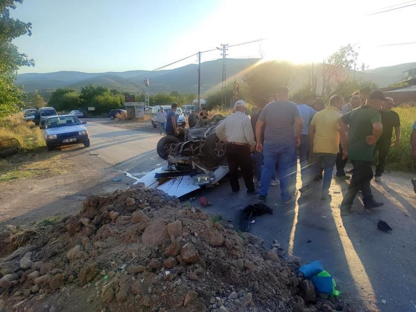 Otomobil ile traktör çarpıştı