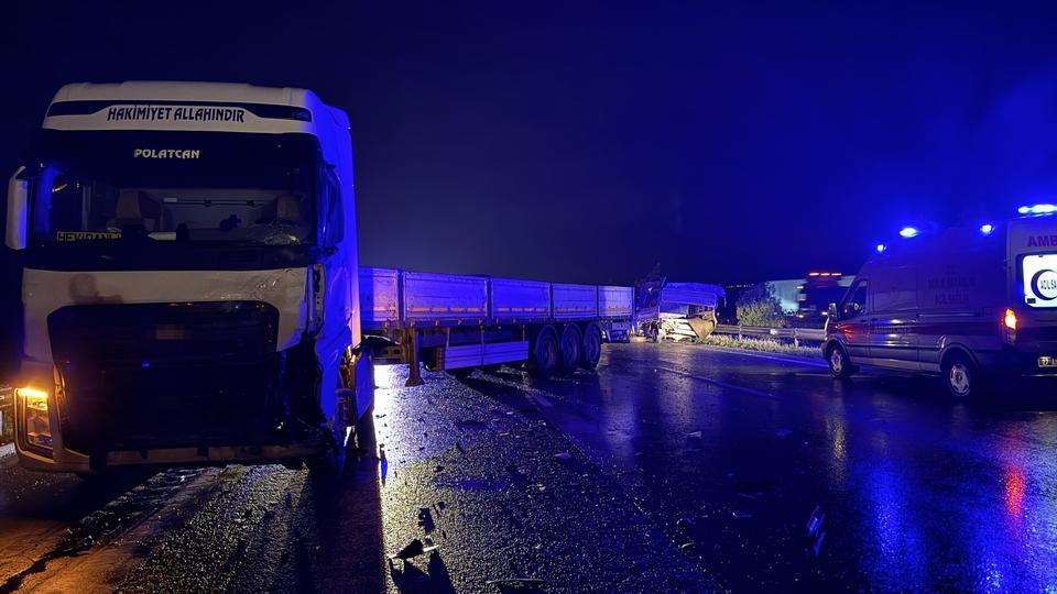 Otoyolda kamyonet tırla çarpıştı: 1 ölü