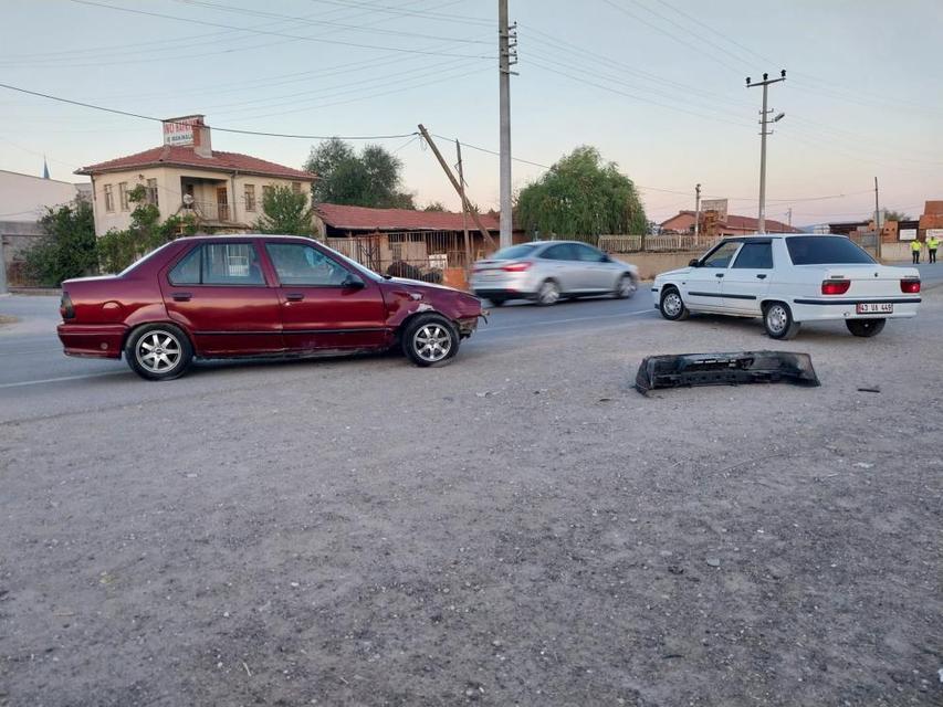Otomobil ile motosikletin çarpıştı