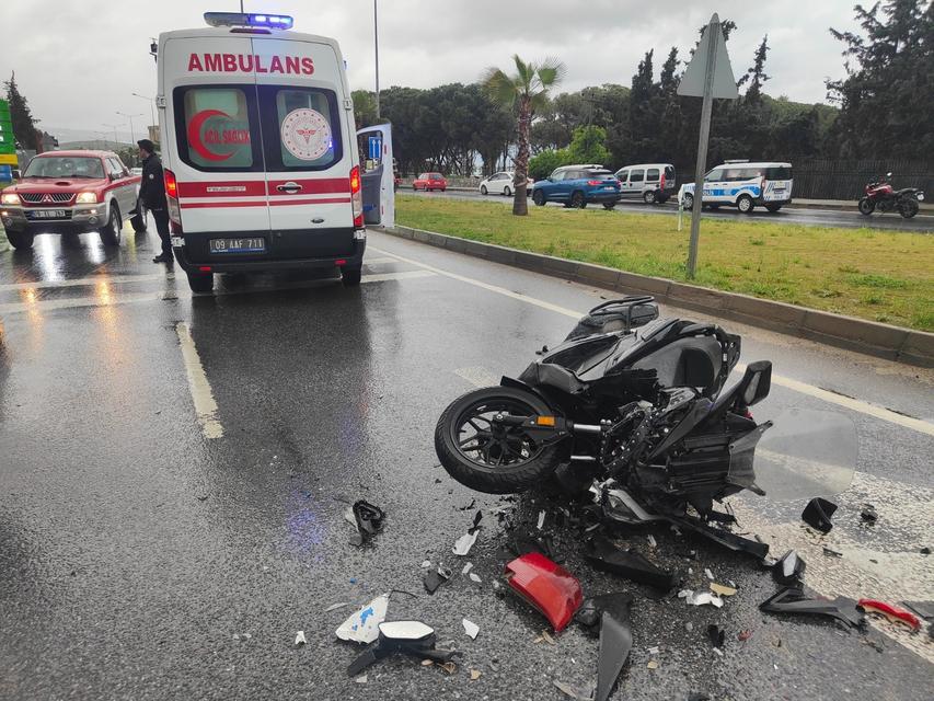 KIRMIZI IŞIKTA BEKLEYEN ARACA ÇARPAN MOTOSİKLET SÜRÜCÜSÜ AĞIR YARALANDI