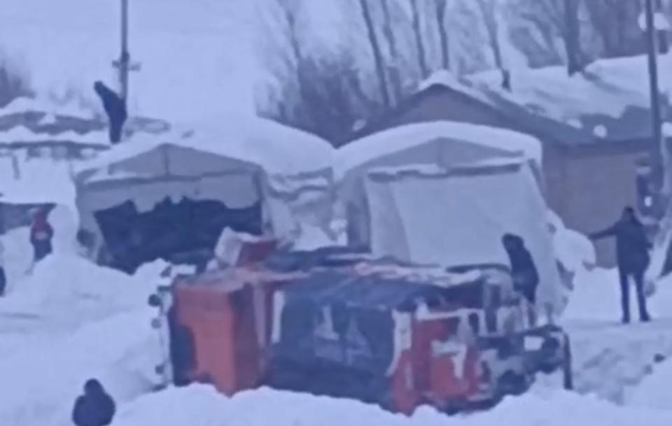 Karla mücadele aracı devrildi