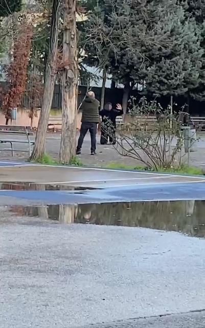 KOCAELİ'DE OKUL BAHÇESİNDE KORKU DOLU ANLAR KIZINI RAHATSIZ ETTİĞİNİ ÖNE SÜRDÜĞÜ GENCİ OKUL BAHÇESİNDE REHİN ALDI