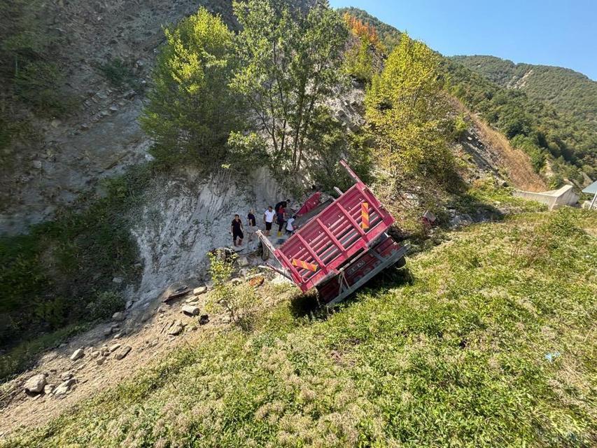 Freni boşalan kamyon şarampole uçtu: 1 ölü
