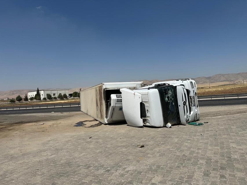 MARDİN'DE KONTROLDEN ÇIKAN TIR DEVRİLDİ: 2 YARALI
