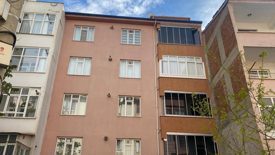Beşinci kattan düşen genç kız ağır yaralandı