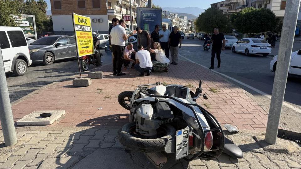 Minibüs ile motosiklet çarpıştı: 1 yaralı