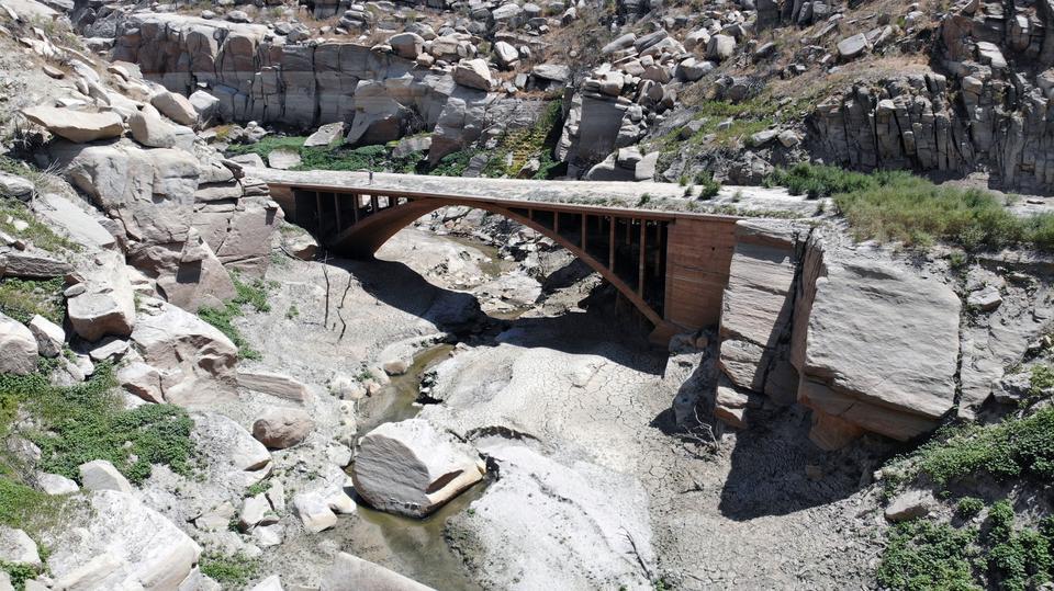 BARAJ SUYU ÇEKİLDİ, 100 YILLIK KÖPRÜ ORTAYA ÇIKTI
